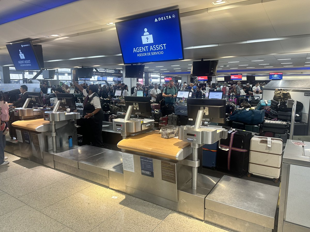 emerida's tweet photo. @DeltaAssist_JP @AssistDelta Now piling up outside of the secure agent area   - https://t.co/mfQOaLCHd9