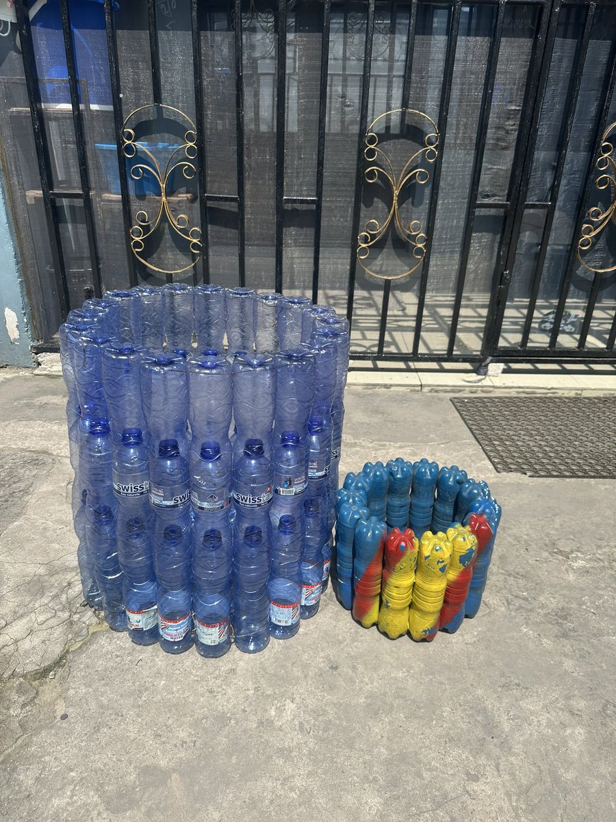 NicMenemene's tweet photo. Décorer avec les plastiques, les couleurs de la gloire font toujours l’affaire.

Les couleurs du drapeau du Pays Solution! 

Nous sommes confiants que nous faisons partie de cette solution.

Place aux décideurs pour la suite.
@EVE_BAZAIBA @meddgouvcd @GNdaukila @daniel_bumba_01 https://t.co/HeOStSMs3H