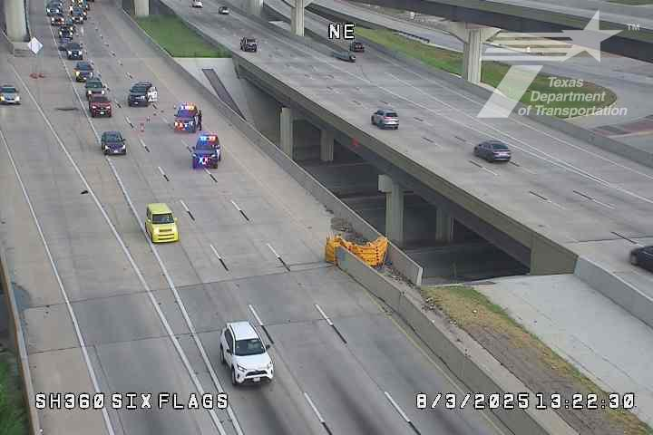 krldtraffic's tweet photo. #Arlington: awaiting crews for repairs to the crash heads/water cushions from earlier accident SB 360 just past the I-30 overpass blocking 2 left lanes, adding 5 minutes to your drive. Keep right! @KRLD #KRLDTraffic #1080KRLD #trafficalert #Waze @TxDOTFortWorth #ArlingtonPD https://t.co/MEAWOgta04
