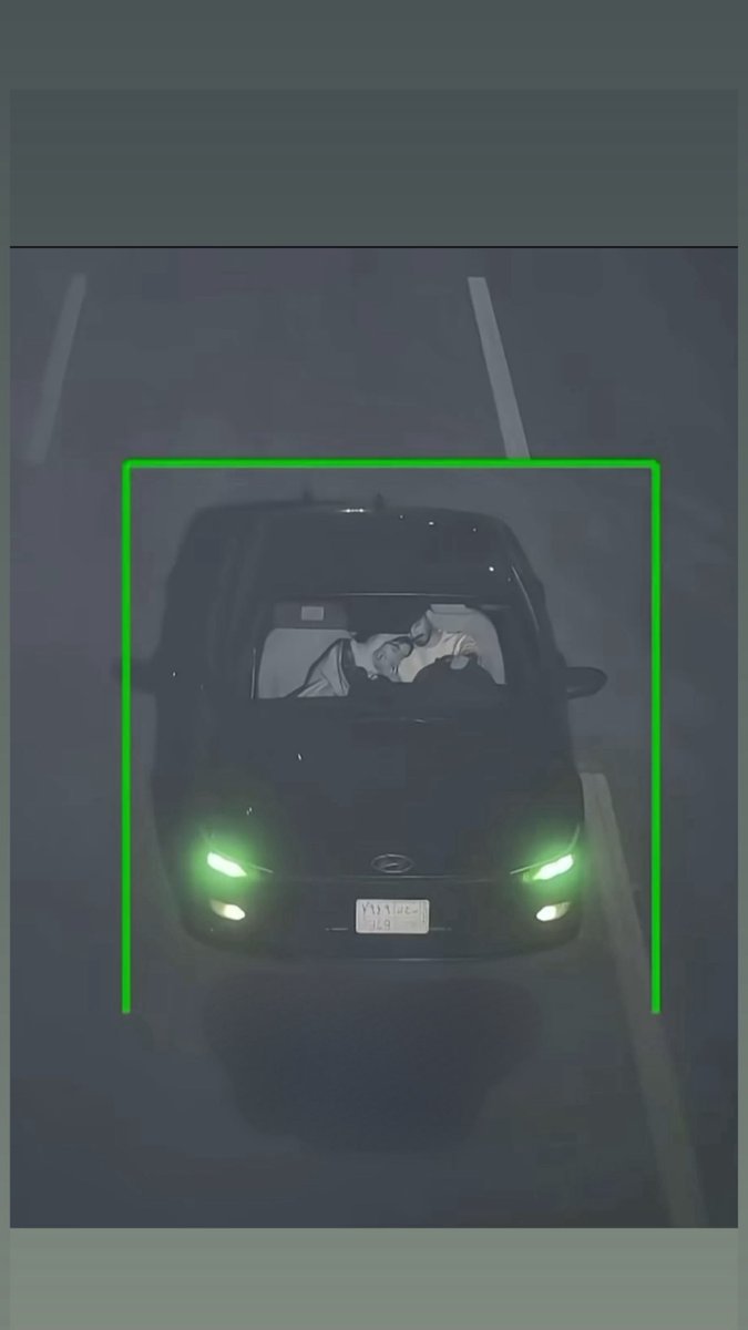 صارت معاك أيام عمري ريف
ومن قبلك أيام العمر سادة

"أخالف"  اللي ماتجي بالكيف
واعيش لك واخالف زيادة!

كأن راسك عند كتفي ضيف
وذراعي سلومه من أجداده

مع انه بوقت اللوازم سيف
يصير لك في حضني وسادة.