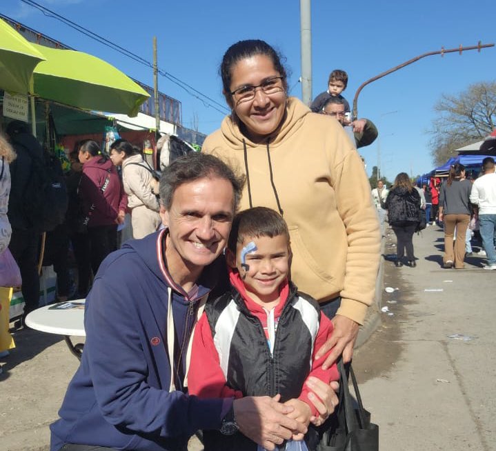 En la Feria de Barrio Libertador y Loma Hermosa, mano a mano con vecinos y vecinas de #SanMartín y #TresDeFebrero.

Muchos de estos laburantes viven con gran angustia lo que está pasando. Vamos a trabajar con mucha fuerza para seguir defendiéndolos.

El 7 de septiembre, frenamos
