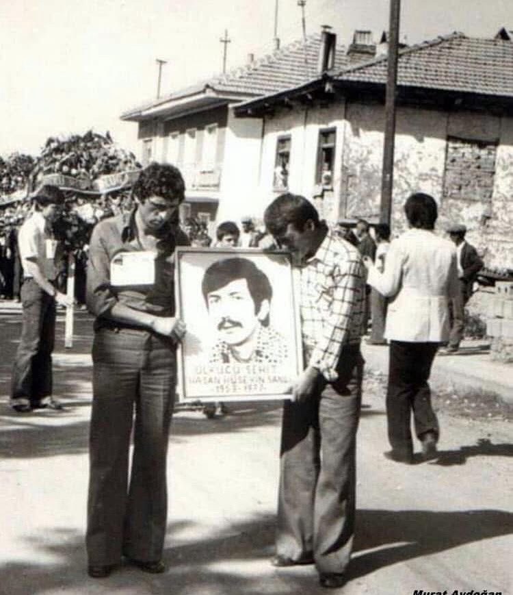 Ankara’da polis kılığına giren militanlarca kahpece şehit edilen üç vatan ve bayrak sevdalısı Ülkü erleri; Acıpayam/Yeşilyuvalı hemşehrimiz Hasan Hüseyin ŞANLI ile Muhittin CANLIER ve Remzi KÜTÜKÇÜ ağabeylerimizi rahmet, minnet ve dualarla anıyorum. 🇹🇷

#4Ağustos1977