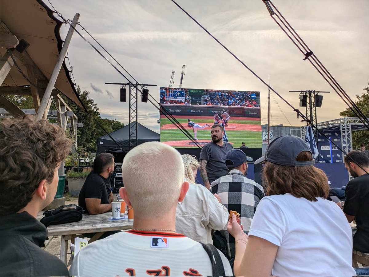 UKSFGiants's tweet photo. Let's go Giants!! #hackneybridgetakeover @MLBEurope #sfgiants https://t.co/8oQOa5Vtwq