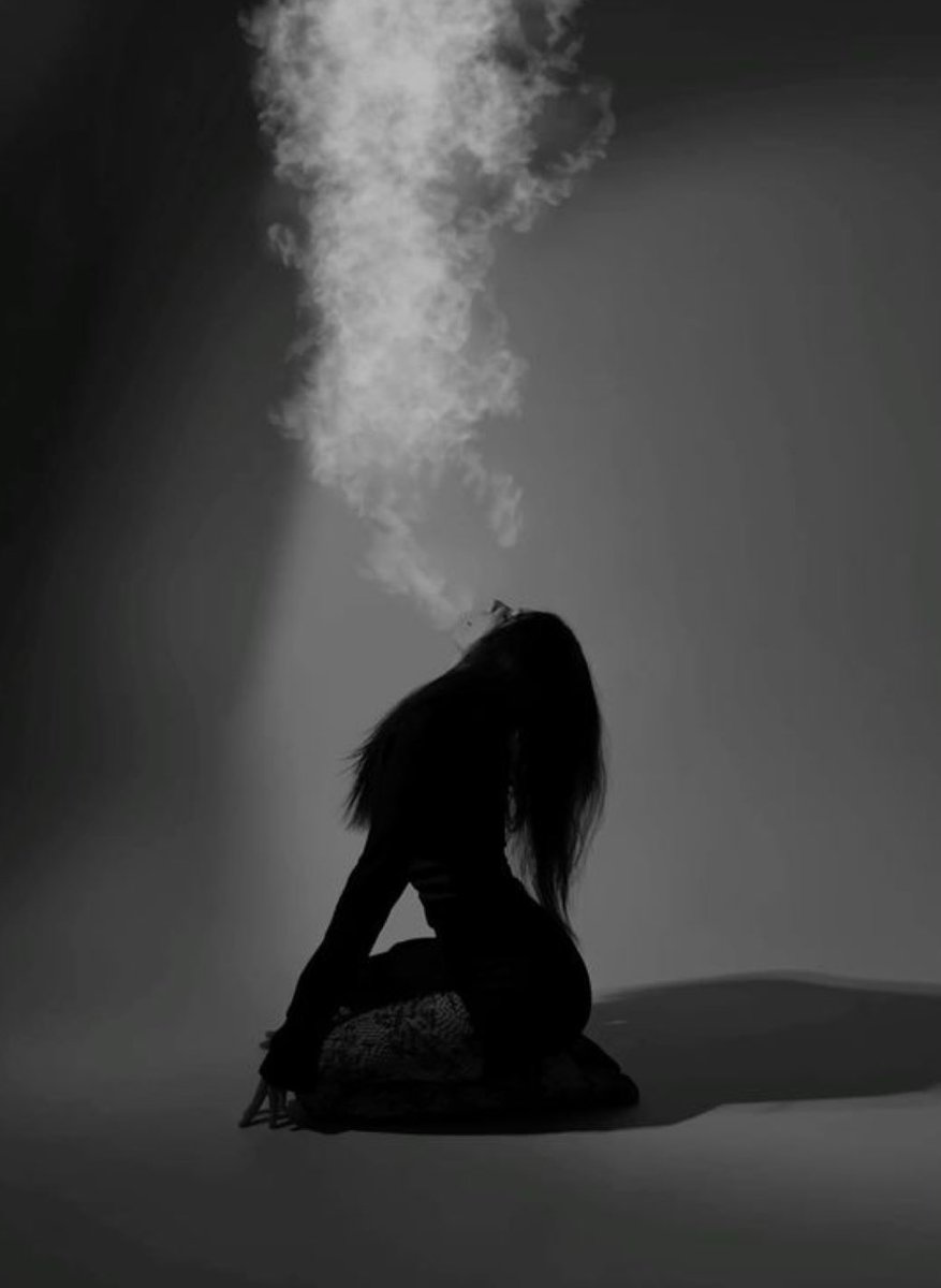 Spüre meine Macht.!😈👸 
Welchen braven LOSER darf ich heute ins Minus melken..!👸💸🐶 
#melkung #göttin #findom #FindomSunday #los #geldherrin #macht #Loser #paypig