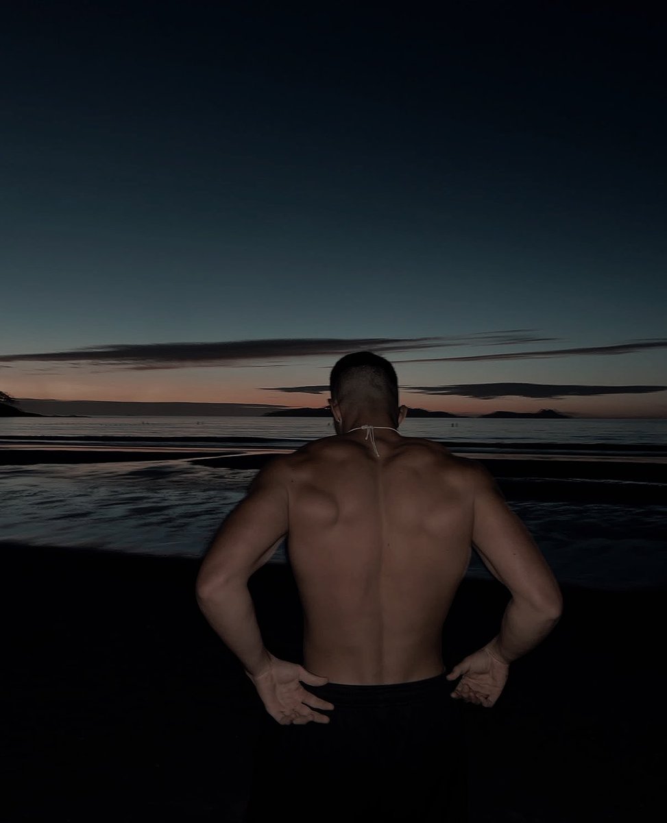 BXLLK0's tweet image. ᅟ
⠀⠀⠀⠀      𝗱𝗮𝗿𝛊́𝗼 𝗺𝗼𝗻𝘁𝗲𝘀.
⠀⠀⠀⠀ ⠀  ──────
⠀⠀⠀         twenty-four. spanish.
⠀⠀⠀         rugby player. influencer.
ᅟ