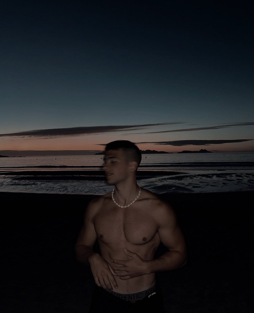 BXLLK0's tweet image. ᅟ
⠀⠀⠀⠀      𝗱𝗮𝗿𝛊́𝗼 𝗺𝗼𝗻𝘁𝗲𝘀.
⠀⠀⠀⠀ ⠀  ──────
⠀⠀⠀         twenty-four. spanish.
⠀⠀⠀         rugby player. influencer.
ᅟ