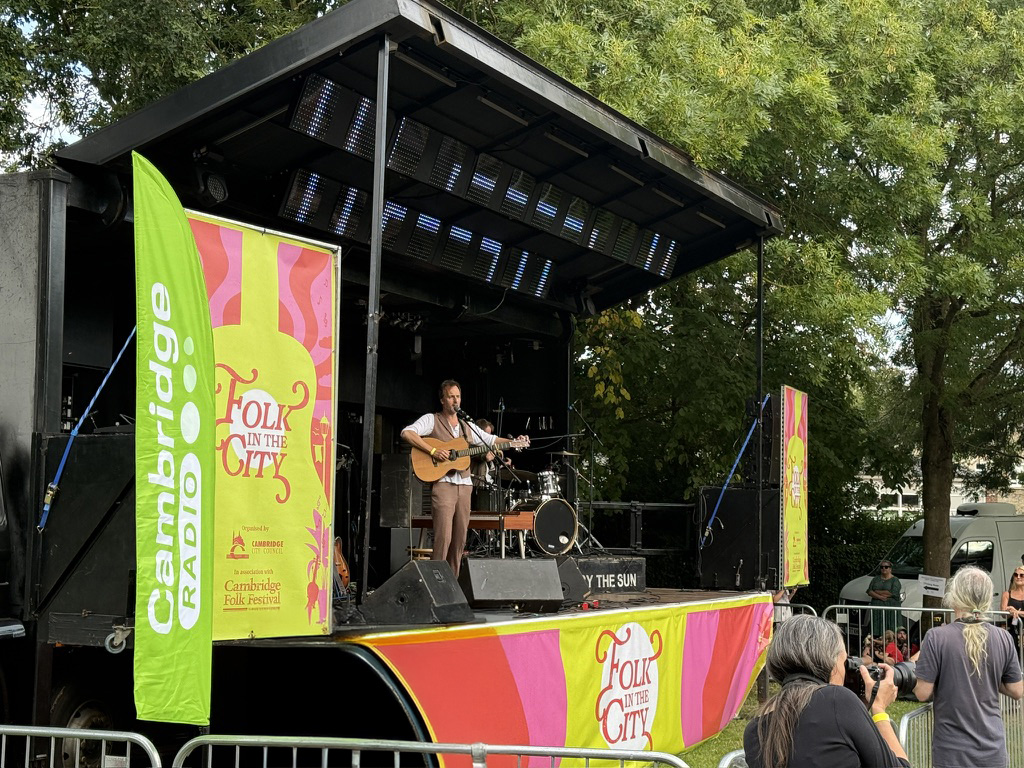 Julian Clover introduces live coverage from Cherry Hinton Hall featuring performances from Katherine Priddy and Jon Boden &amp; The Remnant Kings. 13:00 – 16:00 Folk Summer School (with Cambridgeshire Music), Nick Cope, Griffin and […] dlvr.it/TMH2zt Listen Here: