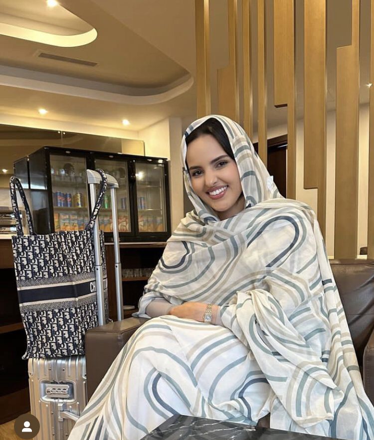 بنت الملحفة والأصل… ملامحها ما تشبه حد. 🖤
