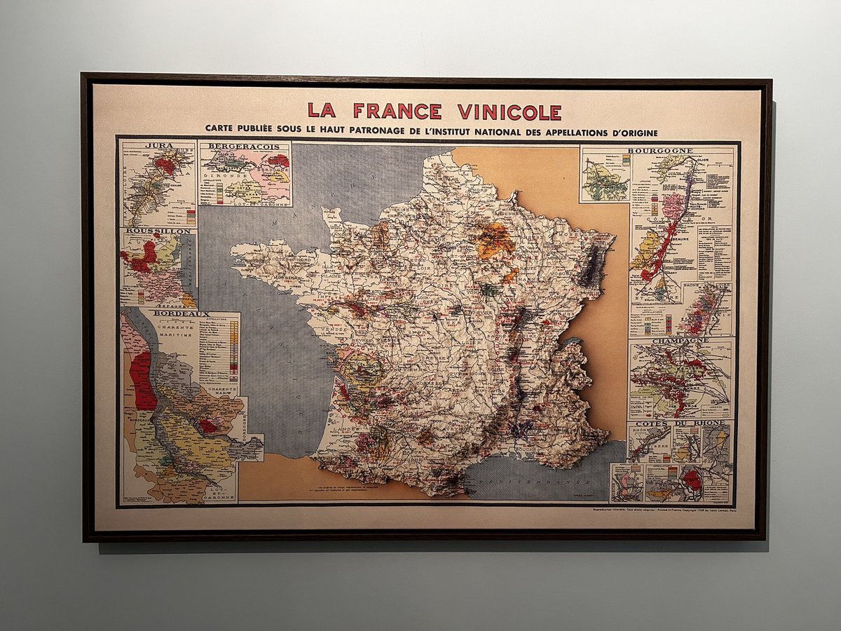 New wall hanging: reproduction of the original appellation map of France, by Louis Larmat (1945). What's most interesting is what's still missing, like Menetou-Salon and even Cahors.