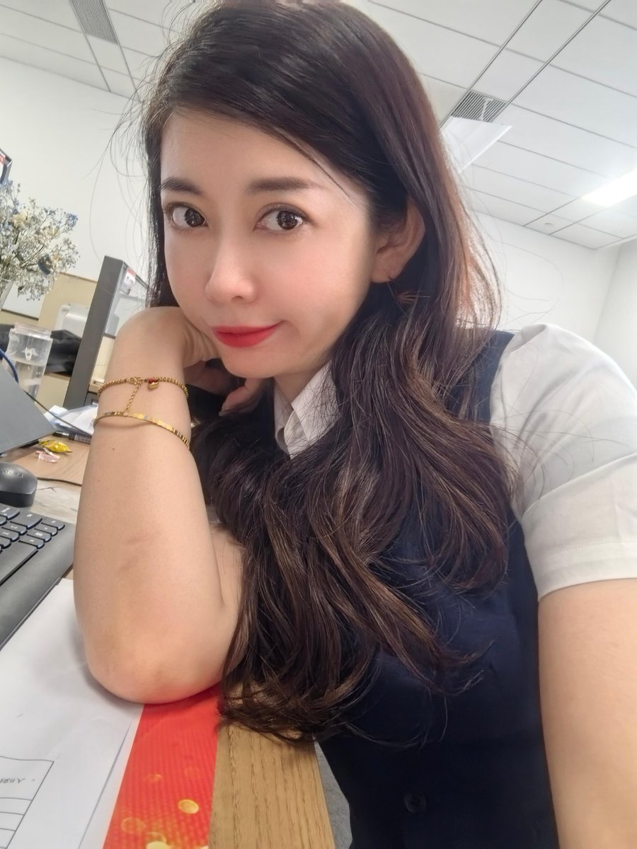 qyi8869's tweet photo. 所以真的有人敢挑戰來銀行幹櫃姐 ？  

#膽子大有本事按贊❤️讓喬妍知道 https://t.co/9v7DSCIdQ8