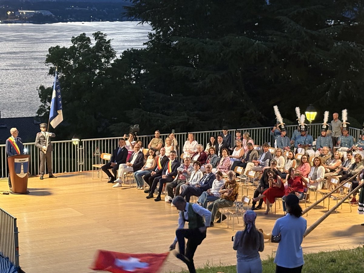 GmurHelen's tweet image. Beautiful 1st #August #Cologny #Geneva #Switzerland 🇨🇭
#LacLeman #Jura #Hills #Laterns #Fire #Fireworks #Flags #Swiss #National #Day 🇨🇭

cologny.ch/agenda/fete-na…