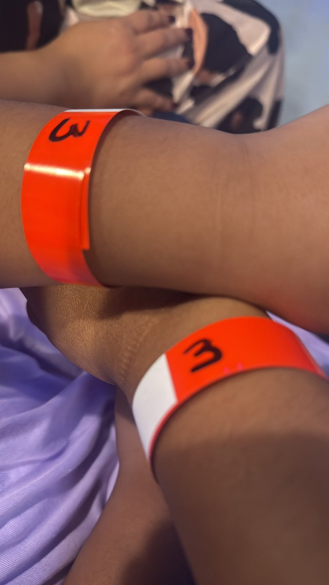 Hoy llevé a mi chiquita de 5 años a su primera escuelita bíblica. Las pulseras son parte del sistema de inscripción.

Siempre recordemos cuidar la salud espiritual de nuestros hijos es también una prioridad.