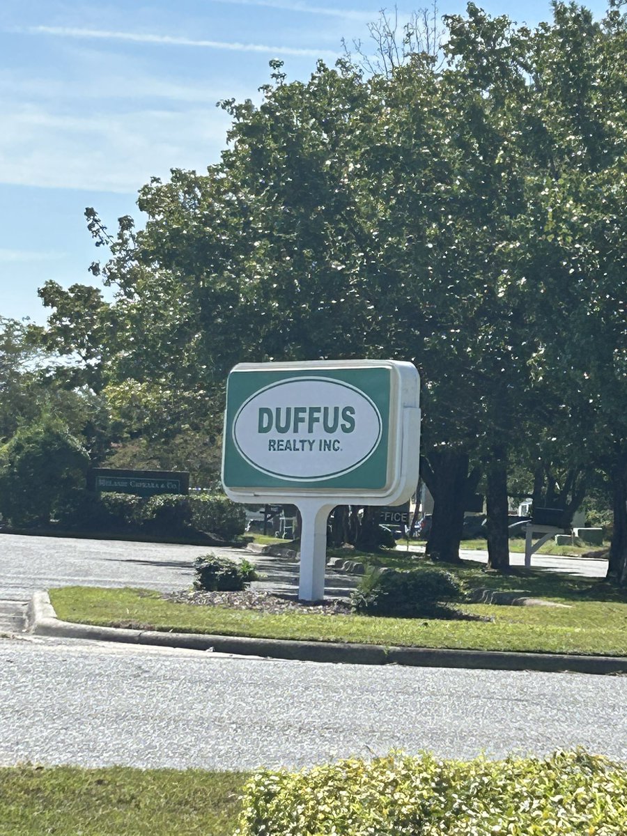 freewayj921's tweet image. The SMART choice when it comes to your Realty needs. #funnysign #realtycompany #realty #renttoown