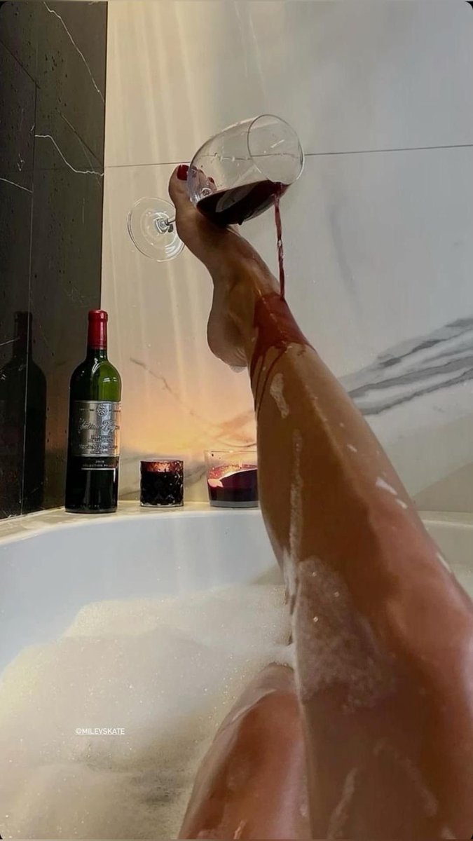 Wanna join??  🍷💋