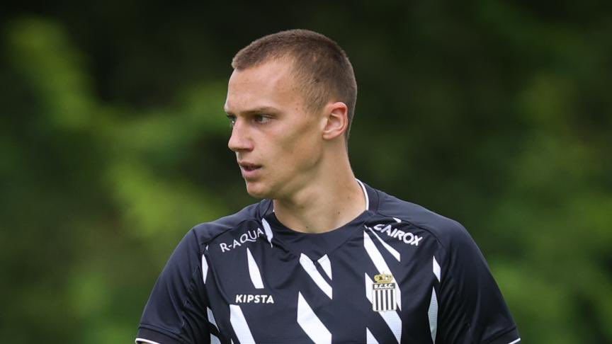 MaProLeague's tweet photo. 🟥 | Nikola Stulic reçoit un deuxième carton jaune et est donc exclu
Charleroi terminera à 10 contre 11 #CHASTV https://t.co/Az4tYEkSdv