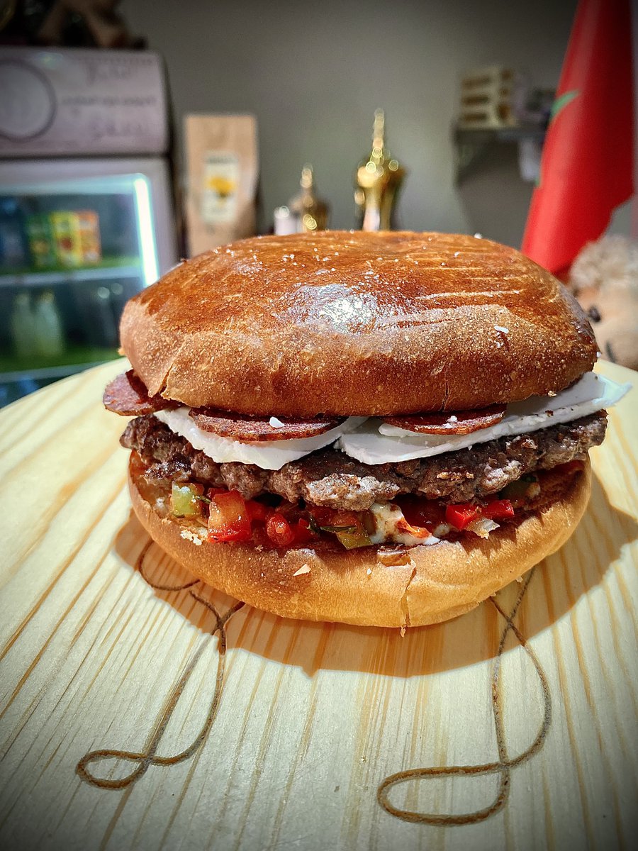 SMOKYBlLL's tweet photo. « Deve » means Camel in Turkish language.
Freshness, intensity, taste... each bite transports you to the country renowned for its annual camel wrestling festival and its Tülü, we wanted to pay tribute to Turkey through this limited edition Deve Burger with SMOK'YBILL vision 👌 https://t.co/p4AXzmKpbB