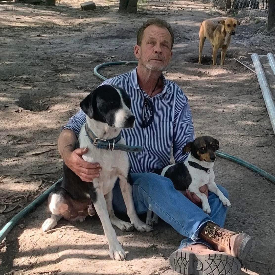¡TE VAMOS A ENCONTRAR! 🥹 
Paul Jonathan Brown, conocido por su amor a los animales, desapareció el 20 de julio en San Luis Potosí, fue visto por última vez en un potrero cerca de Villa Juárez y desde entonces no se sabe nada de él ni de su camioneta.

Paul es el fundador del
