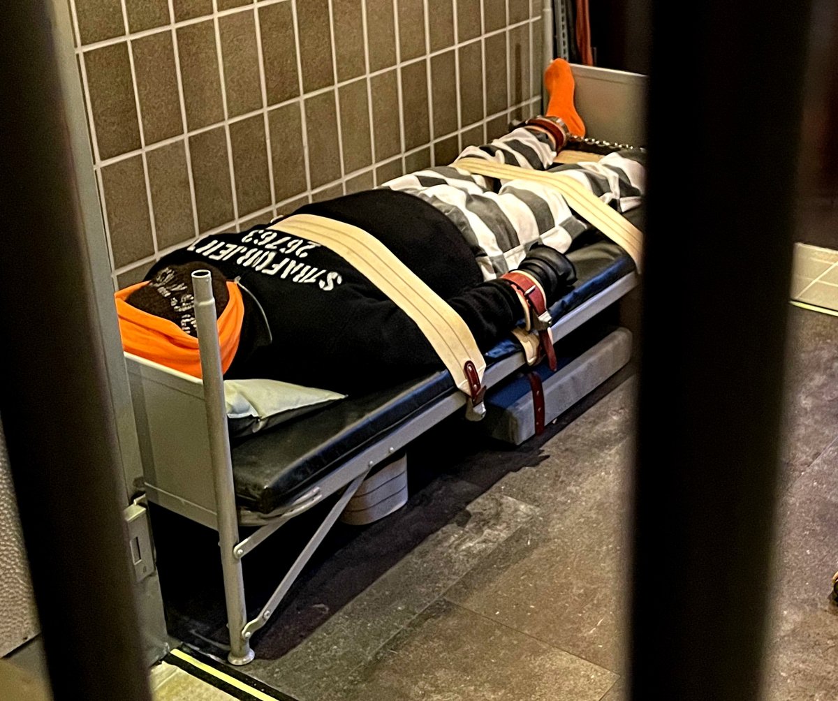 On Sunday strafobjekt 26763 was kept in humane restraints ...