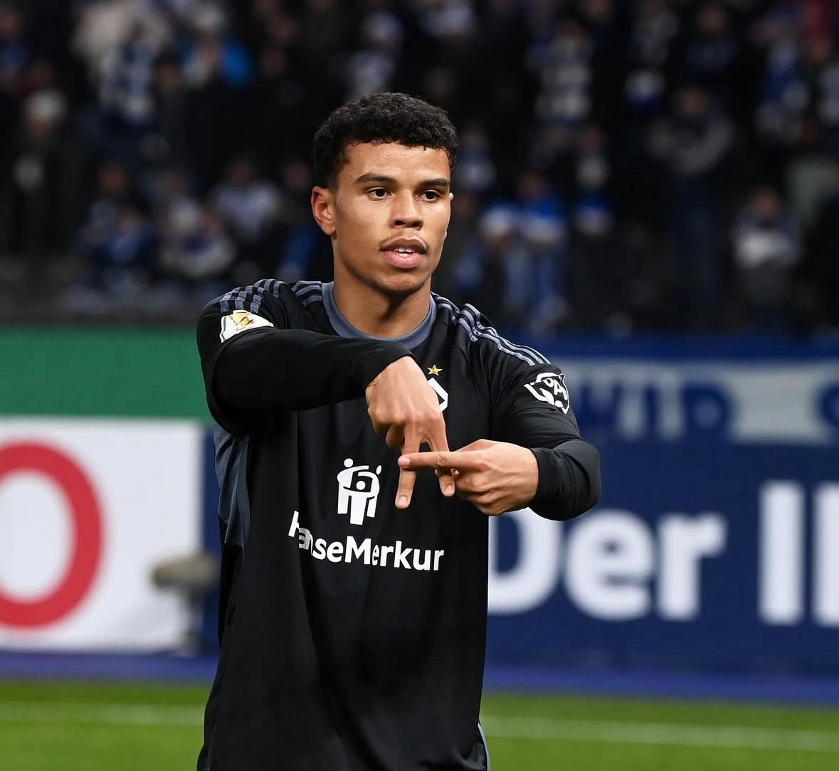 🚨L’#OGCNice a fait passer sa VM à Ransford-Yeboah Königsdörffer avant même qu’il y ait un accord avec Hambourg. 

Le GYM a jeté son dévolu sur le joueur et négocie l’indemnité (6/7M). Le club est pressé et pourrait conclure dans les 48 heures. 

(<a href="/lequipe/">L'Équipe</a>)