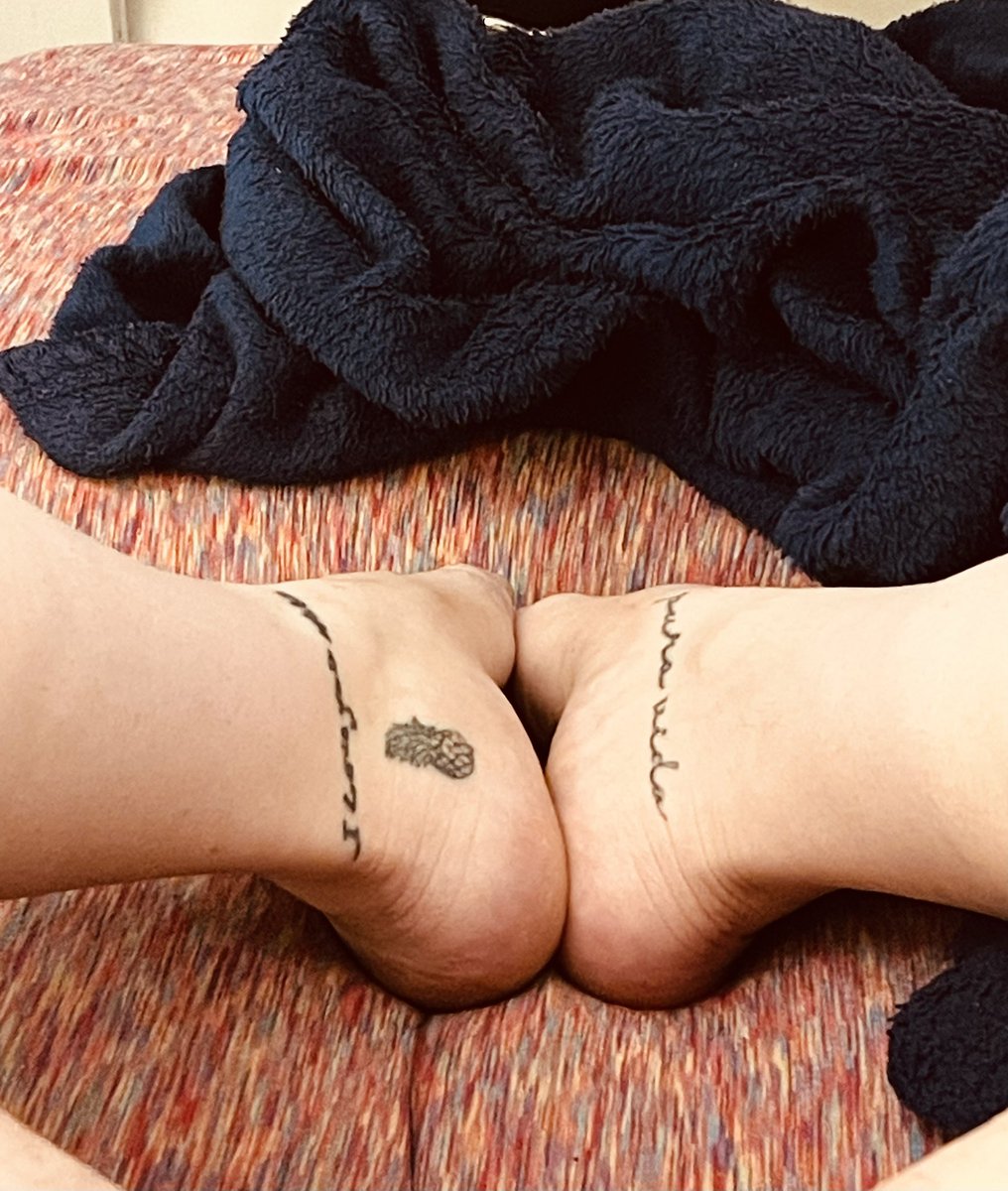 okelkel's tweet photo. Someone buy my feet pics👀

#feetpics
#givemeyourmoney
#Ijustwanttobuyunnecessaryshit https://t.co/ubzBebTSFH
