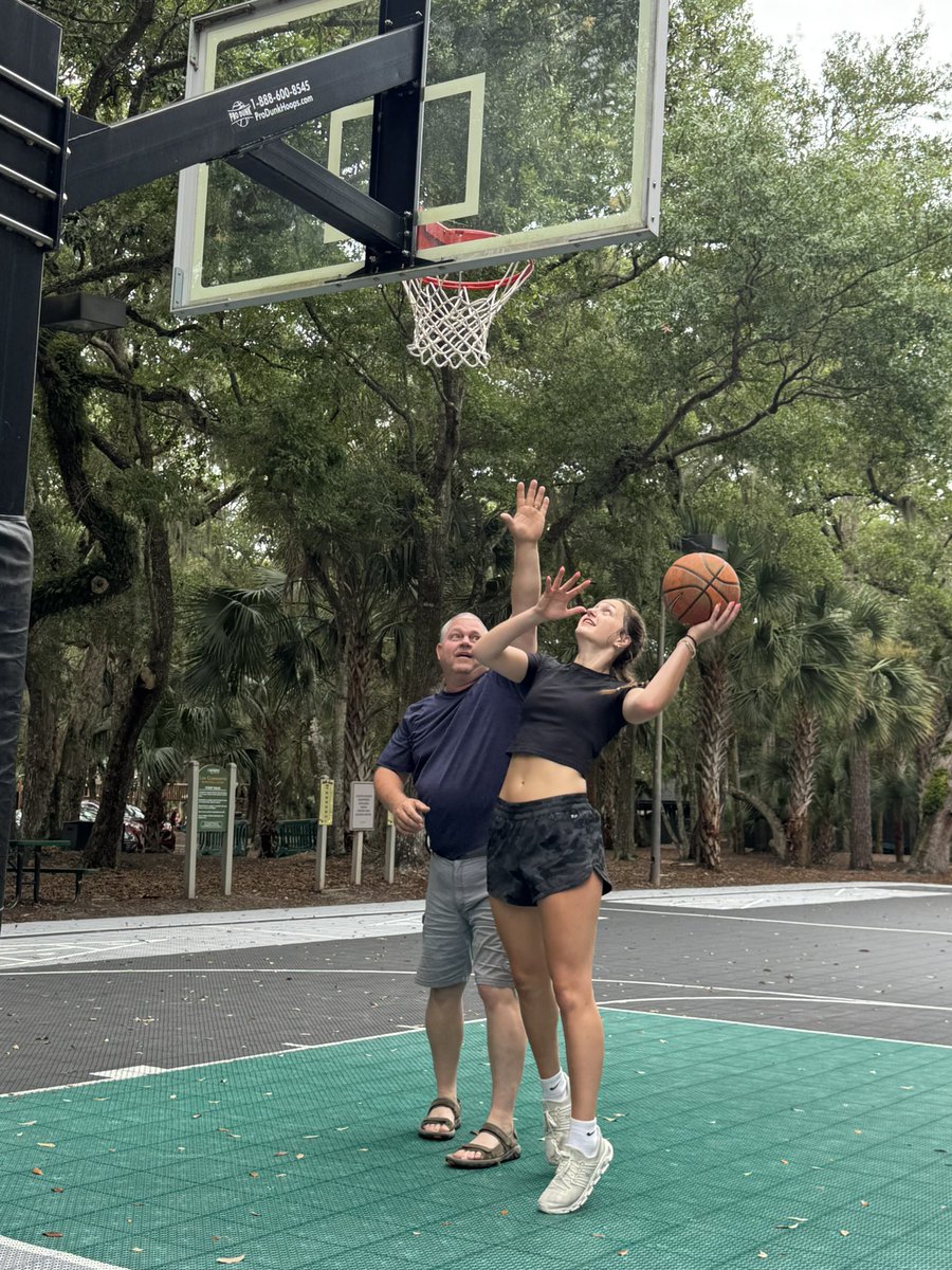 GreyleeKramer's tweet image. Ballin’ at the beach in my favorite place with my favorite people!