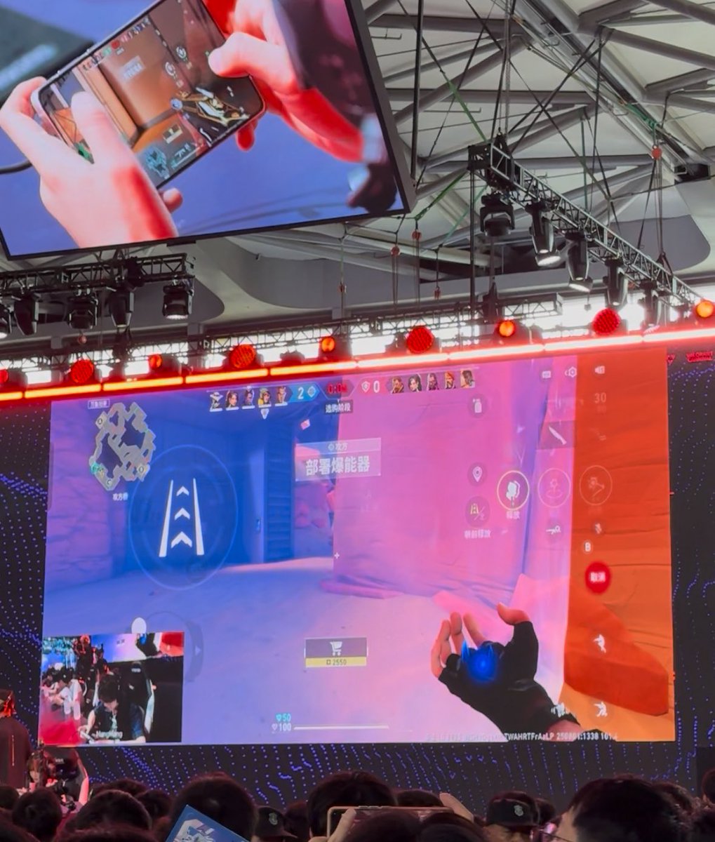 Me tome una foto con wukong, jugué al lol, vi a un robot y a una cosplayer que parecía robot, autos eléctricos, gaming y más cosplay en la #ChinaJoy2025

La convención geek más grande de Asia, China 🇨🇳 vive a años luz del resto del mundo y abro hilo al respecto🧵: