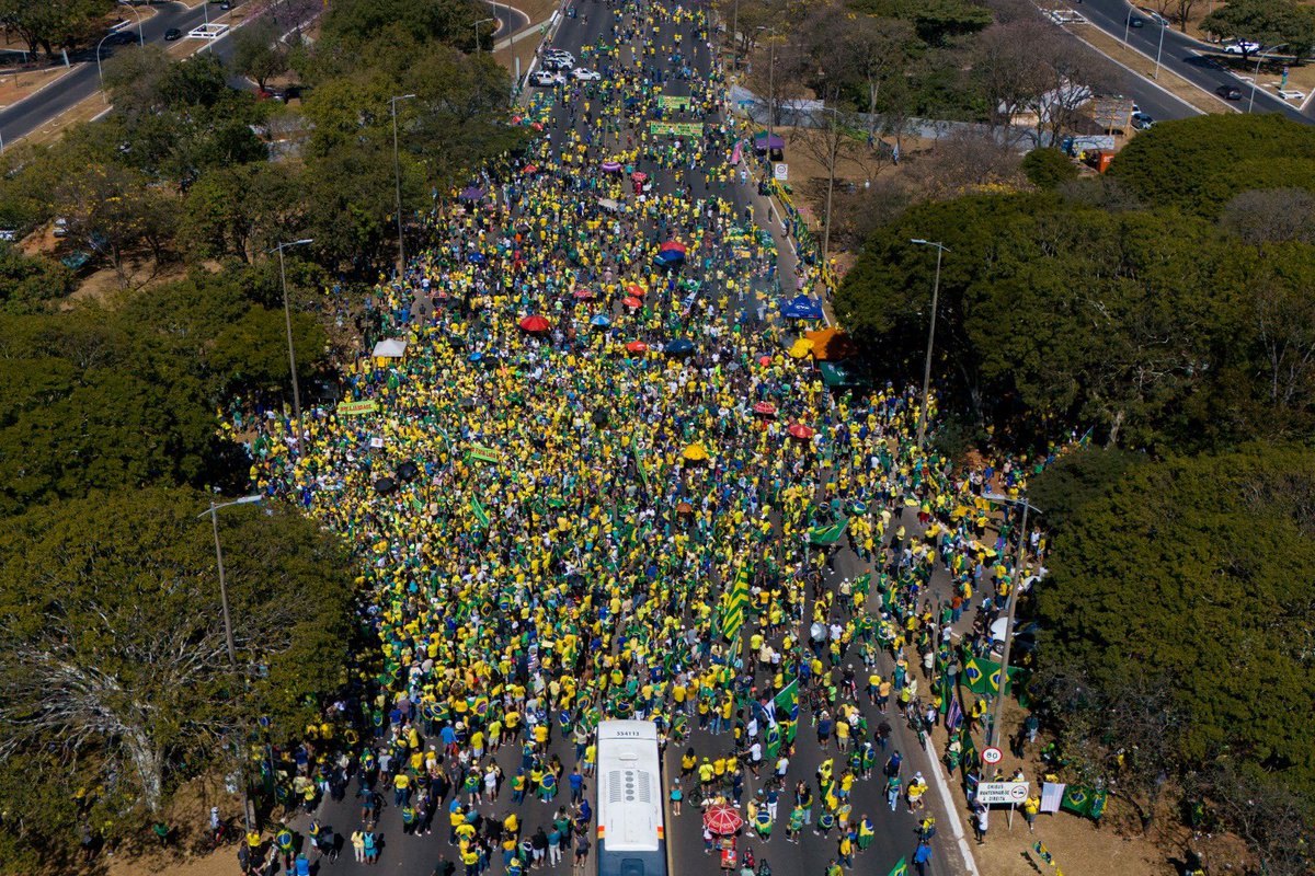 kalliloliveira_'s tweet photo. Não existe mais luz no fim do túnel para o bolsonarismo: 

Manifestações de baixa adesão em apoio à Jair Bolsonaro deixa o julgamento - e a prisão do ex-presidente - em um caminho mais confortável. Isolado na sua bolha e sem apoio popular.

Fotos: Aline Massuca e Michael Melo https://t.co/zOxrjxr57k