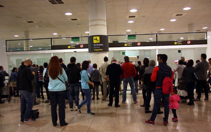 🇪🇸🇲🇦 | Medios franceses confirman que la pareja que abandonó a su hijo de 10 años en El Prat para irse de vacaciones, eran marroquíes que viajaban a Casablanca.