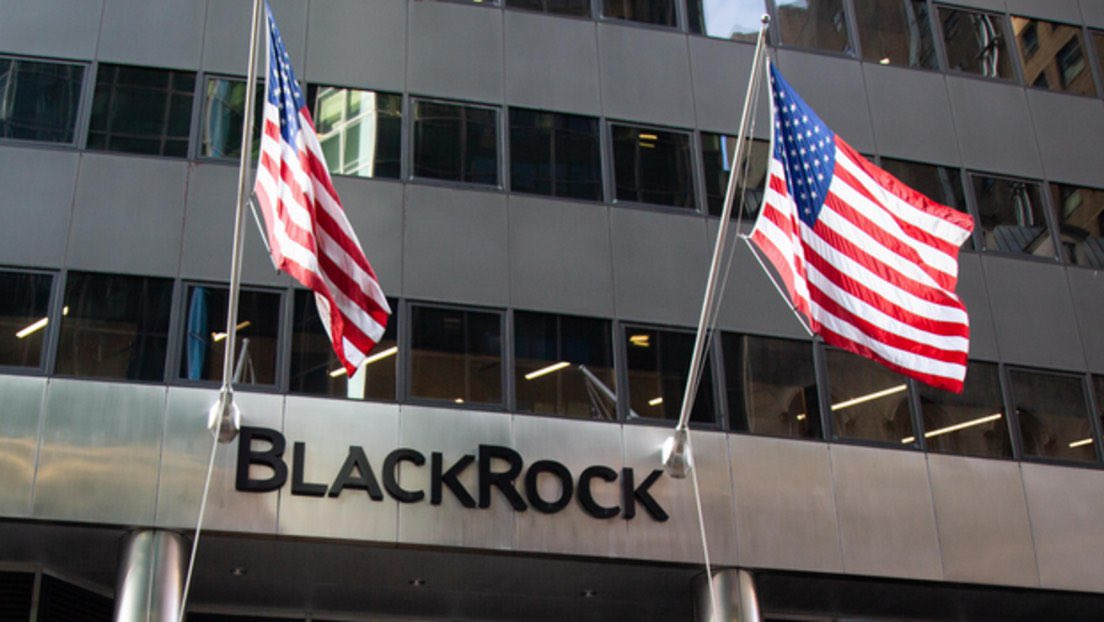 " Im Jahr 2020 hat BlackRock mit der Kommissionspräsidentin von der Leyen einen Beratervertrag abgeschlossen. Gleichzeitig ist BlackRock auch Berater der Europäischen Zentralbank."

dert.online/europa/251934-…