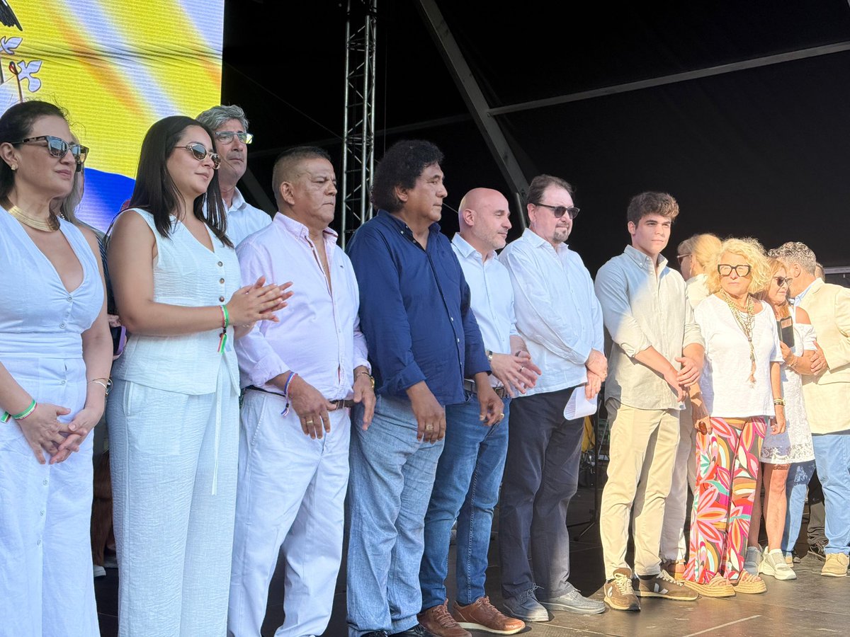 ¡Qué bonito es siempre disfrutar del día Nacional de la República de Ecuador! 🇪🇨 Miles de personas dispuestas a disfrutar de la cultura ecuatoriana en un extraordinario ambiente. 

Gracias a Flor Andino, presidenta de <a href="/Cictaec/">Cictaec</a>, a Juan Torres, presidente de #FAEC a mi querido