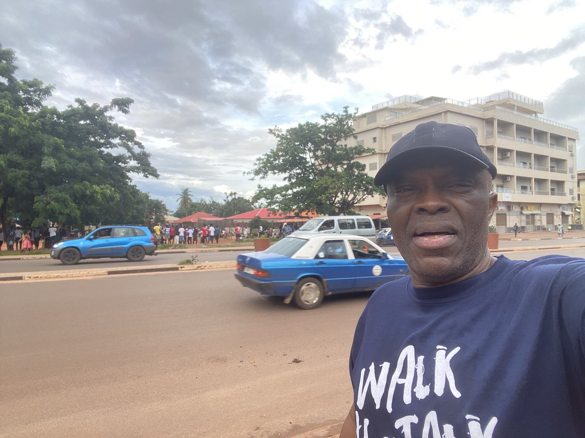 I went out this evening, innocently to exercise. Then I met a fellow on the streets of Bissau. After greeting each other, he introduced himself to me: good to meet you bro. I’m from the Gambia. You are surely from Nigeria 😂. Then I realize I may have to work on my appearance so