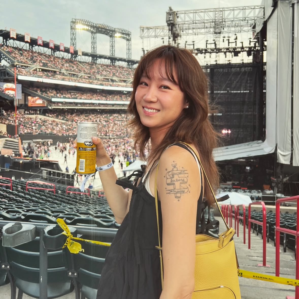 Enjoying the blackpink concert and met with <a href="/roses_are_reosi/">BLACKPINK ROSÉ 로제</a> backstage, what a cutie!! 💚💕