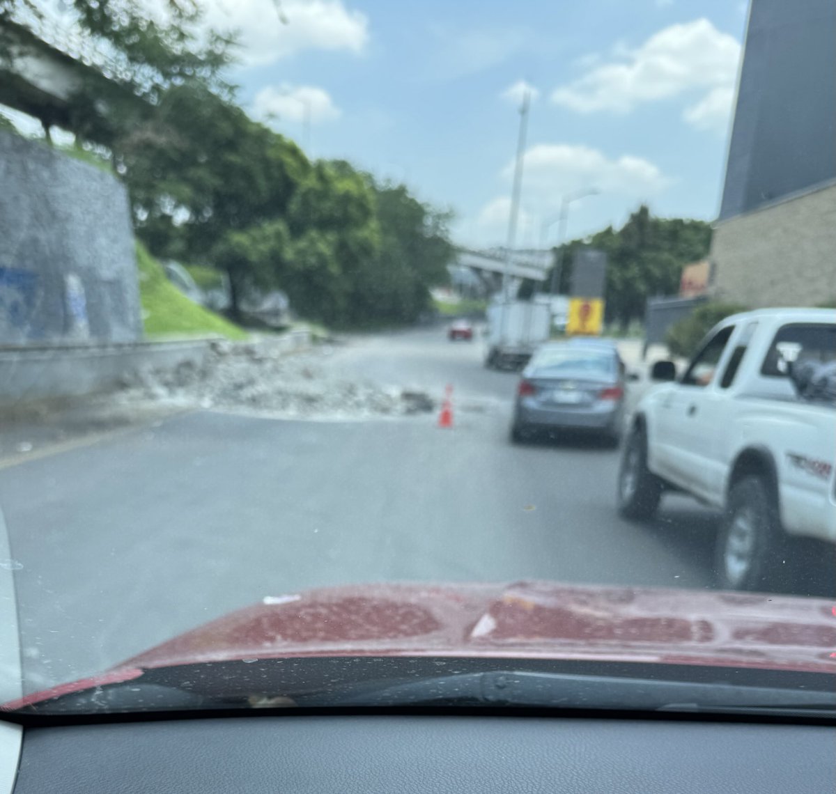 Por donde le busques, es grave la ineficiencia del ⁦<a href="/siapagdl/">Siapagdl</a>⁩  Ni un solo trabajador en la incorporación de Lázaro Cárdenas y carretera a Chapala por reparación en boca tormenta.  ⁦<a href="/GobiernoJalisco/">Gobierno de Jalisco</a>⁩