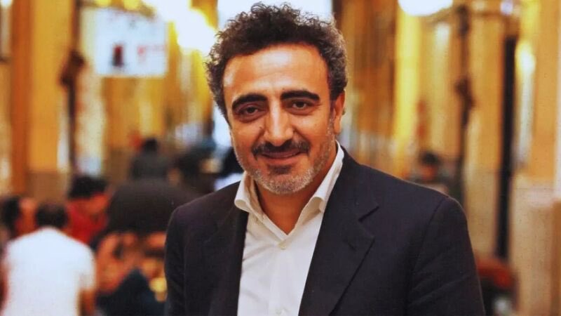 Hamdi Ulukaya’dan beyaz Türk kompleksine zarif ama net bir gönderme:

“Toplumsal hiyerarşiyi kendi doğdukları semtle sınırlı sananların, Kürt, Abaza, Çerkes, Laz,Arap ya da Anadolu’nun derinliklerinden gelen bireylerin entelektüel ya da ekonomik başarılarını hazmedememesi artık