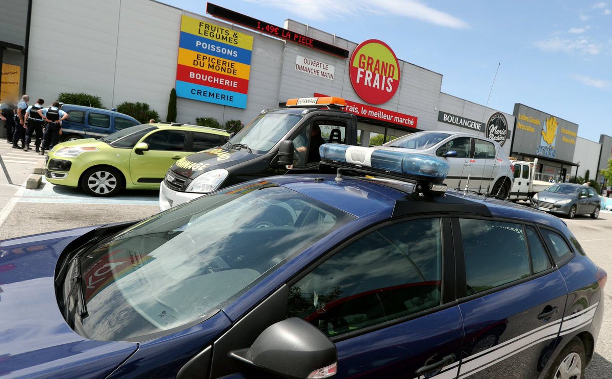🚨🇫🇷 𝗔𝗟𝗘𝗥𝗧𝗘 𝗜𝗡𝗙𝗢 — Une femme a laissé son enfant de 4 ans SEUL dans sa voiture en plein soleil… et s’en est PRISE aux gendarmes après qu’ils l’ont SAUVÉ en brisant la vitre du véhicule. 

Ce vendredi 1er août, sur la zone artisanale de la Laye à