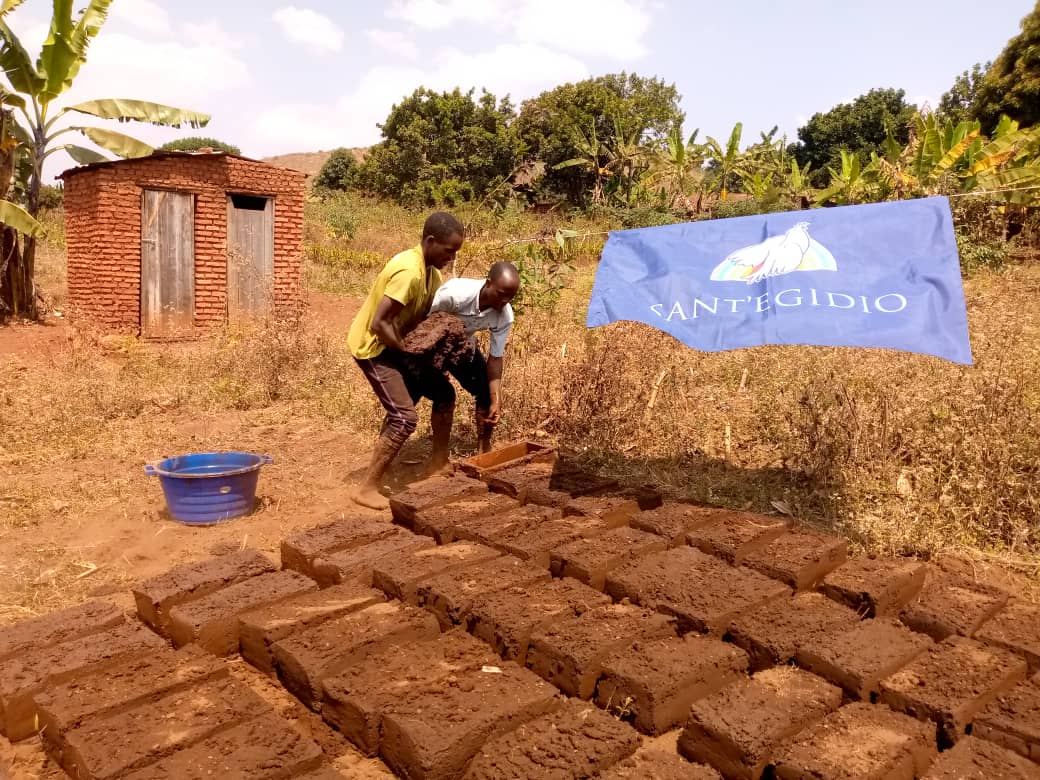 SantEgidioBdi's tweet image. Pauline,est une âgée #Twa de Gitega à Zege. Elle est soutenue par @santegidionews depuis un certain temps. Sa maisonnette  est vieille et risque de tomber avec la prochaine saison de pluie. #Santegidio à Gitega  commence les travaux de construction d'une maison digne à Pauline.