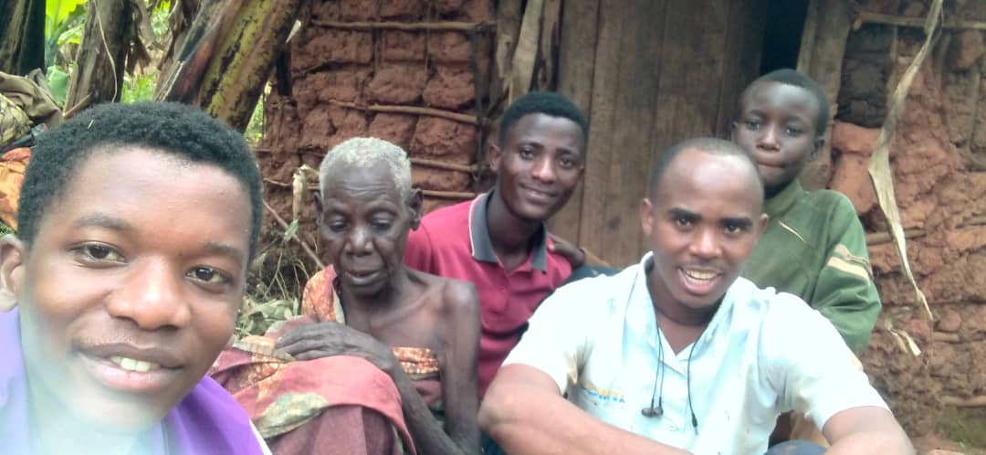 SantEgidioBdi's tweet image. Pauline,est une âgée #Twa de Gitega à Zege. Elle est soutenue par @santegidionews depuis un certain temps. Sa maisonnette  est vieille et risque de tomber avec la prochaine saison de pluie. #Santegidio à Gitega  commence les travaux de construction d'une maison digne à Pauline.
