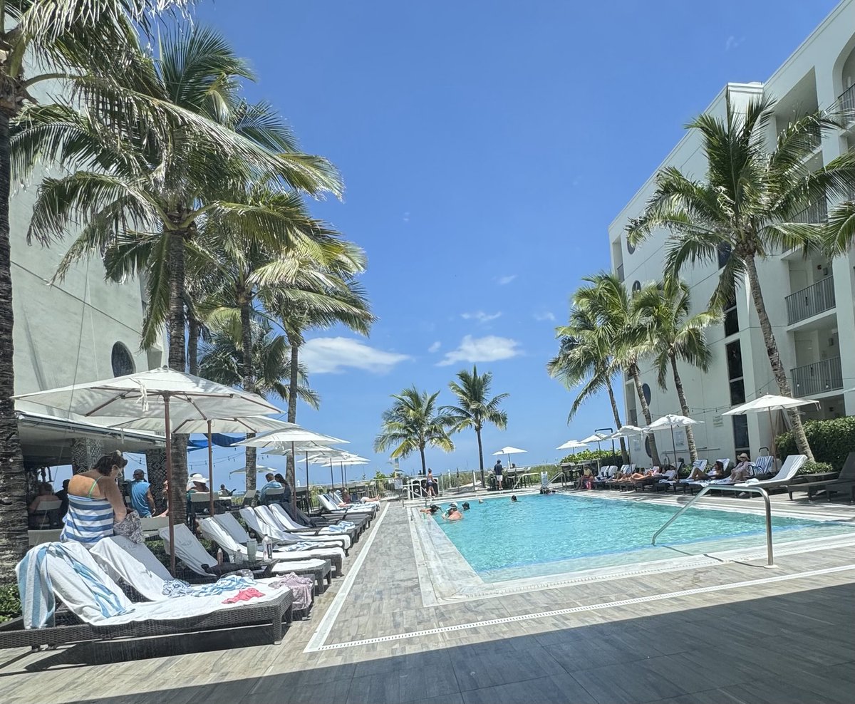 I keep gravitating towards this cute hotel &amp; beach bar in Vero beach🥰🍸🏖️