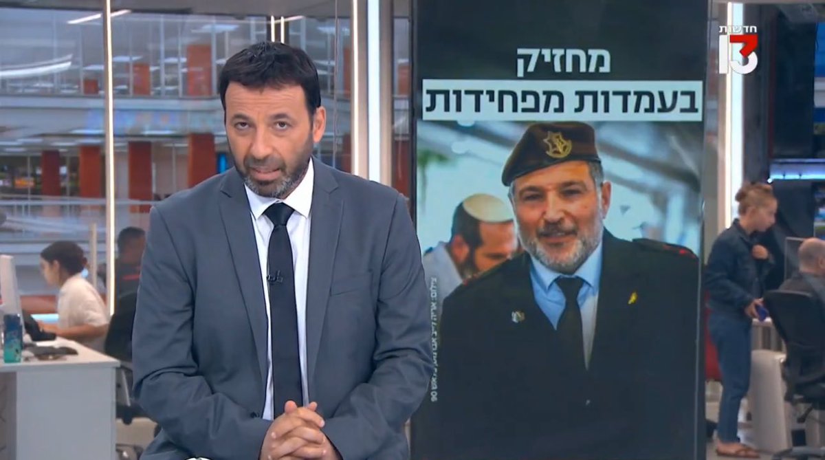 רביב דרוקר במשדר תעמולה ארסי נגד דוד זיני ש״מחזיק בעמדות מפחידות״. ומה הן אותן עמדית מפחידות?! למשל שסירב שפקידות יעבדו בלשכתו בצה״ל מתוך רצון להימנע מבעיות צניעות.

לי זה דווקא נשמע הרבה יותר טוב מאין-ספור גנרלים מטרידים ושוביניסטים, שהפכו חיילות מוכשרות למכינות קפה ושלא נדבר על