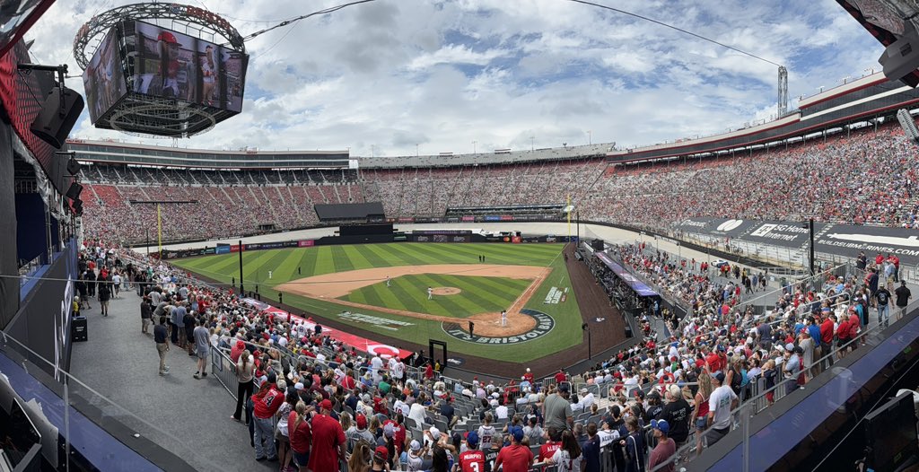 …and a mere 20 hours later, we’re in the 9th inning in Tennessee! The 24 hours of LeMans has nothin’ on <a href="/ItsBristolBaby/">Bristol Motor Speedway</a> ! 🏳️⚾️🏎️
#mlbspeedwayclassic <a href="/Braves/">Atlanta Braves</a> <a href="/Reds/">Cincinnati Reds</a>