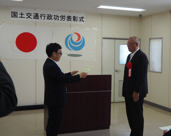 【#国土交通行政功労事務所長表彰式 を開催】
令和７年７月30日(水)#熊本港湾・空港整備事務所 において、優良施工業者(工事部門)・(業務部門)、優秀現場代理人・主任(監理)技術者、の計３名(社)に、佐藤所長より表彰状が贈られました✨