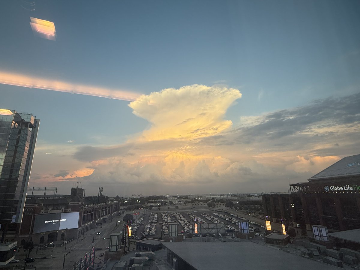 poopsplashback's tweet photo. Massive terrifying cloud near Dallas, Tex yesterday #weather #stormchasing @storms @thunderstorm #thunderstorm #Cumulonimbus https://t.co/uZyXVMu3jK
