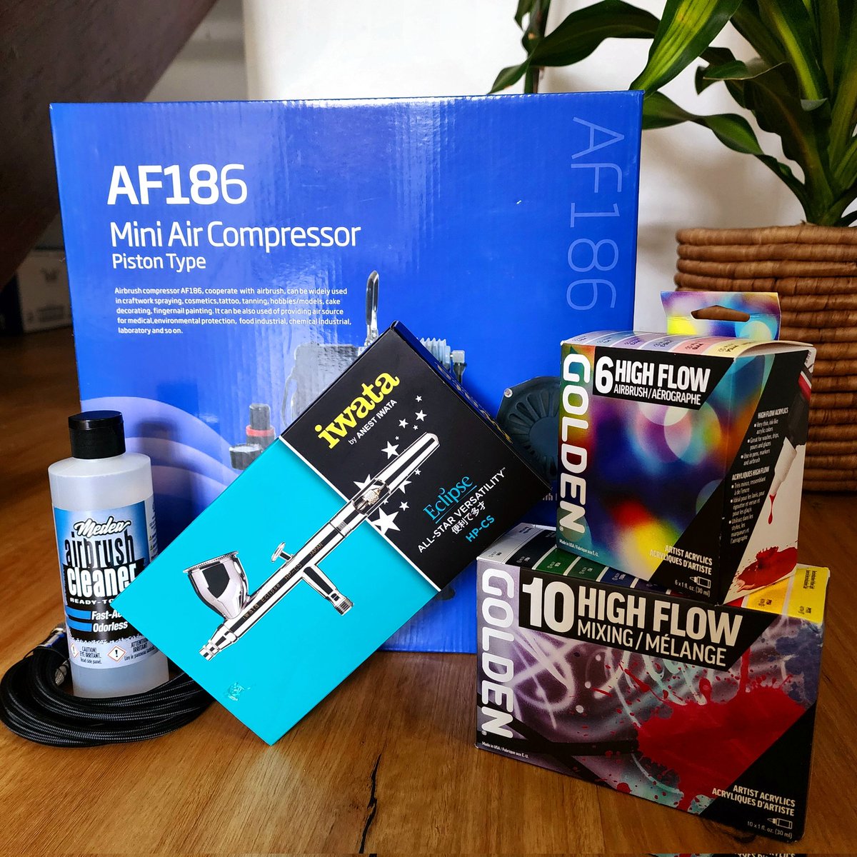 BenBradi's tweet image. Time to level up and add a new tool to the belt! Love an art mail day! #airbrushing #iwata #painting