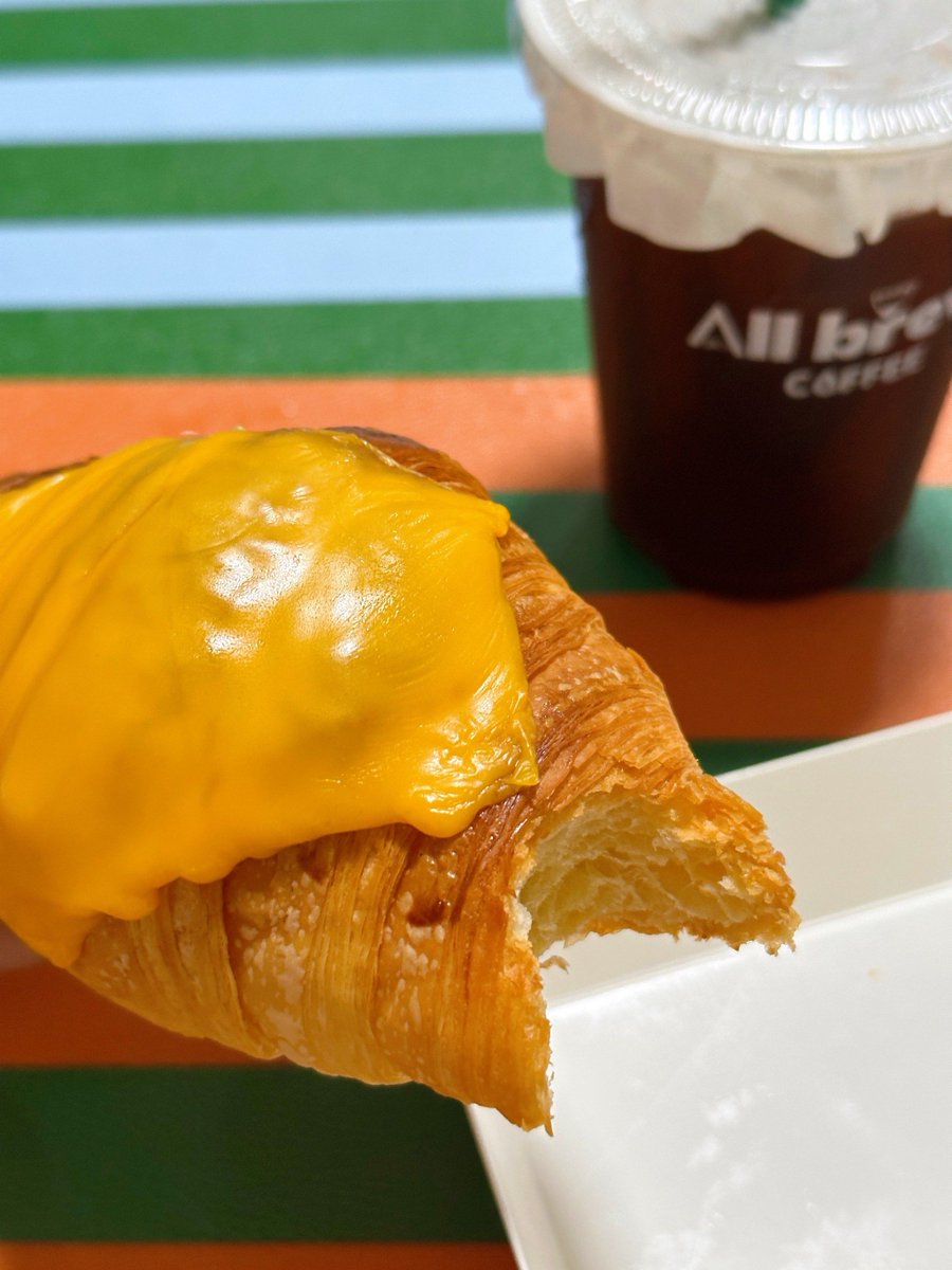 MellowDaysSSS's tweet photo. コーヒー＋チーズクロワッサン、シンプルで完璧な組み合わせ☕️🥐 https://t.co/W1RwYG2FcH