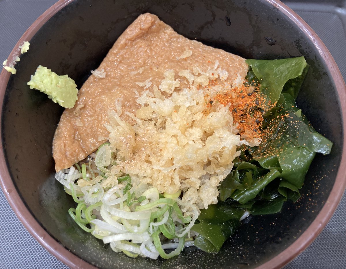 今朝はしぶそばさんで冷たい朝そば¥390に小たぬき¥20。茹だるような暑さの週明けの朝はこの一杯がありがたい。 #立ち食いそば  #しぶそば #朝そば