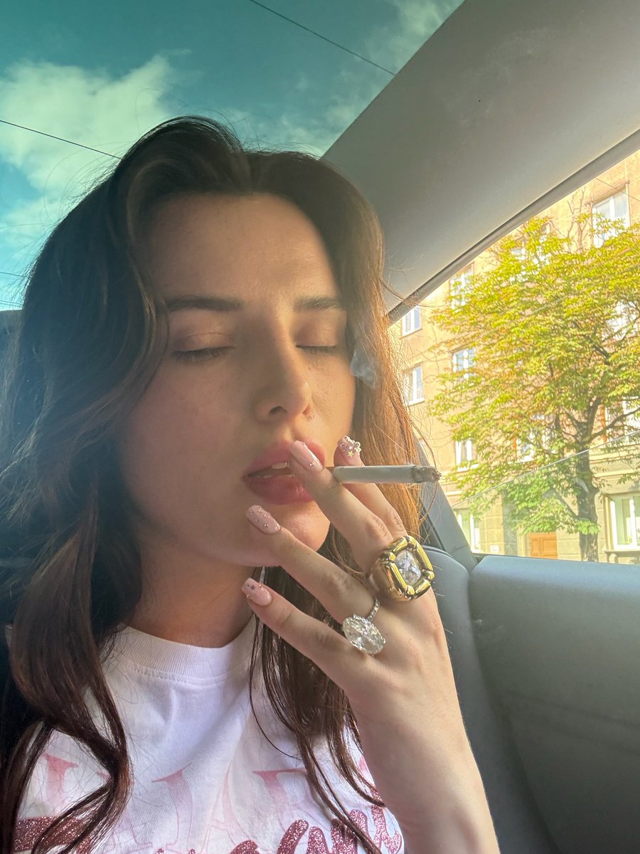 BITCHIMBELLATHORNE (@bellathorne) on Twitter photo 