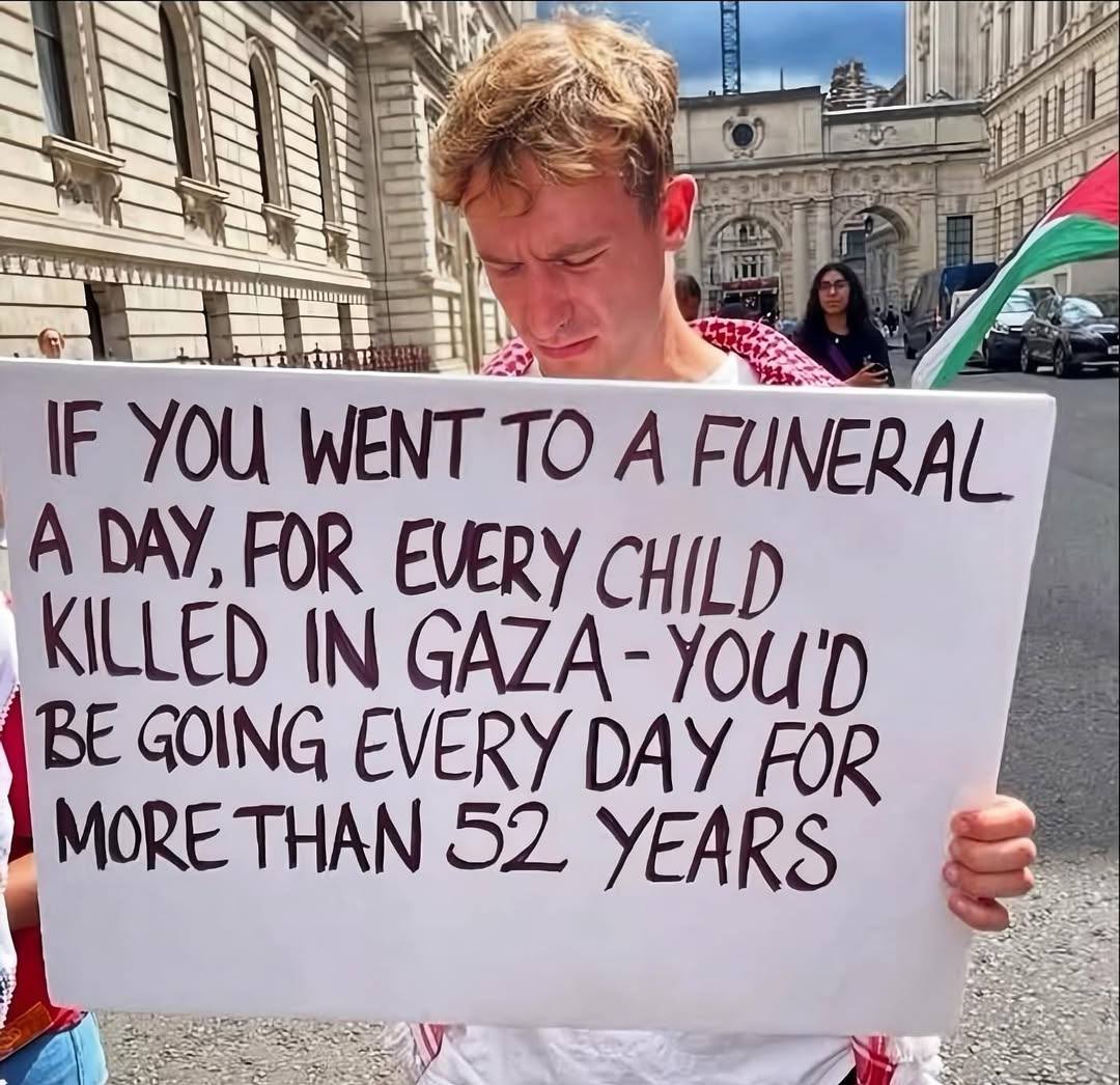 En una de las marchas, un manifestante sostuvo un cartel que decía: "Si fueras a un funeral cada día por cada niño asesinado en Gaza, irías todos los días durante más de 52 años."