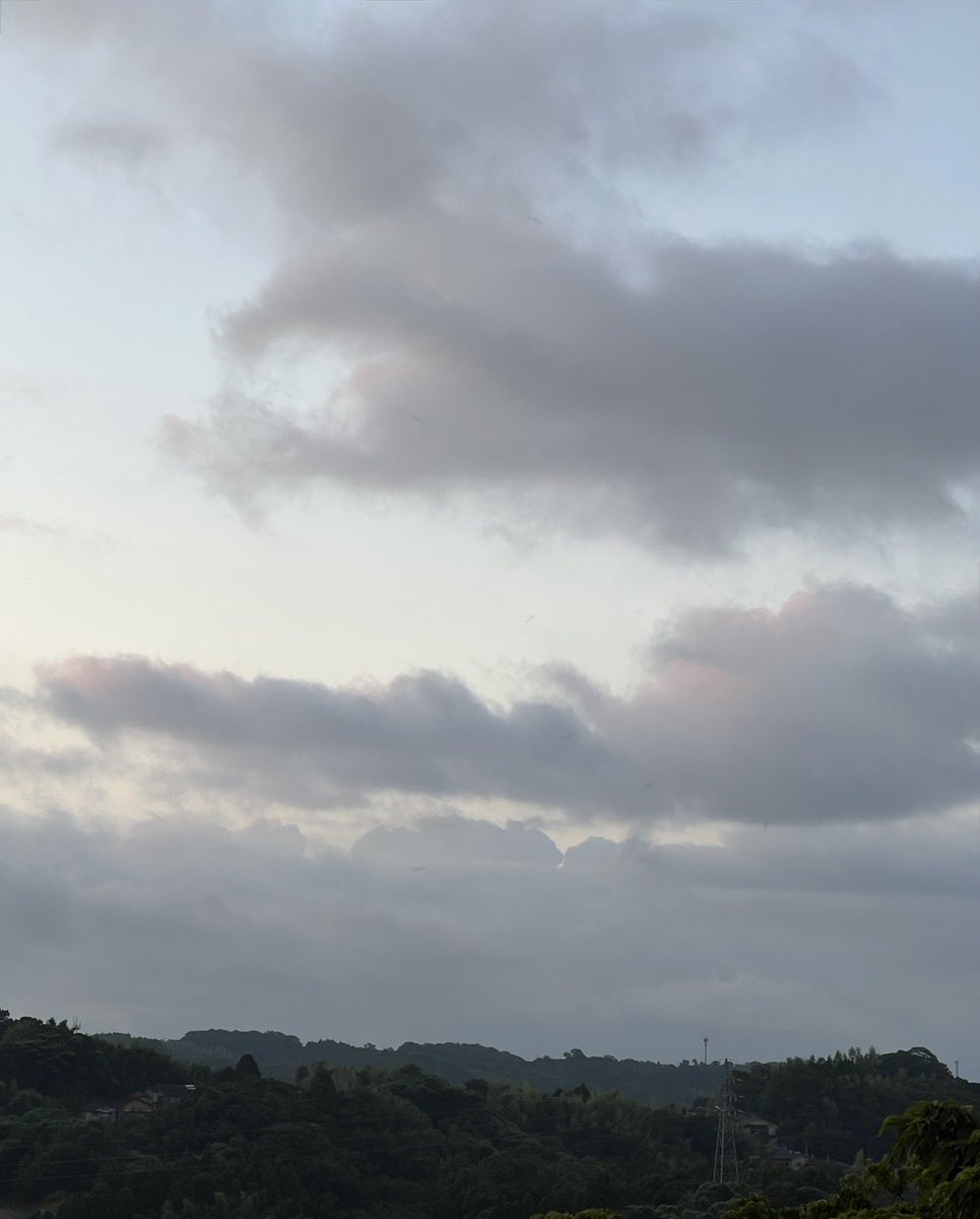 #おはようございます😊

すごく蒸し暑く雨 降りそうです☔️
いや 降り出しました☔️
恵みの雨になるかな🌾🌱🌿

今週も健康第一❣️で よろしく
お願いします✨
#イマソラ
#桜島