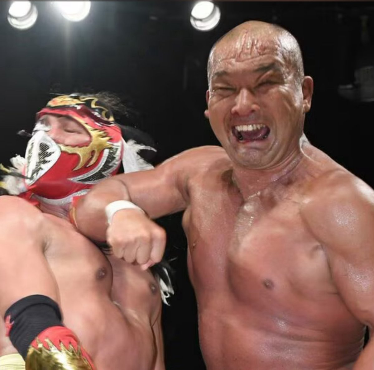 Tanaka nailing Hayabusa in the neck in their match today