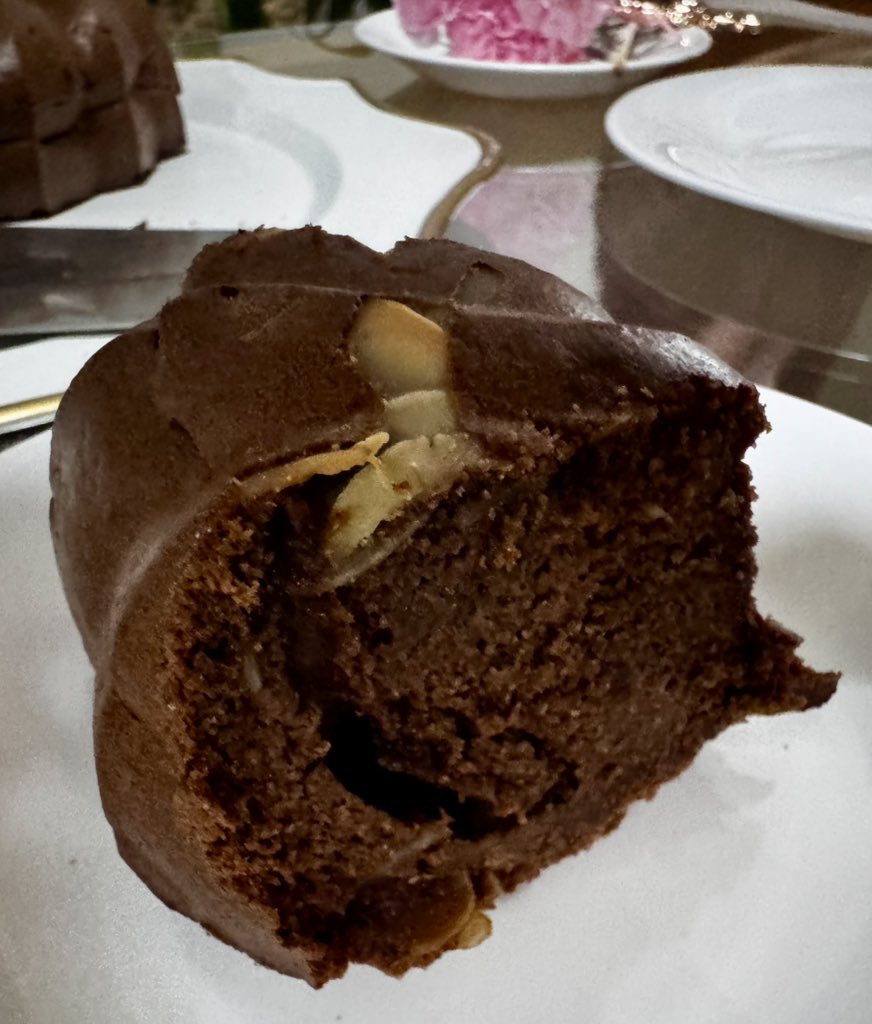 Dos tortas :

Una con azúcar, harina de trigo y margarina.

La otra sin azúcar sin gluten 

Al final tú decides.